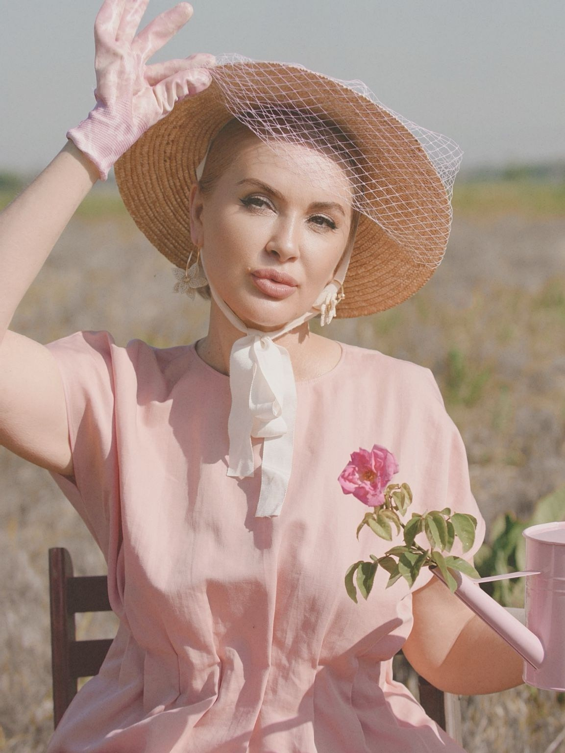 Портрет девушки в соломенной шляпе с цветами