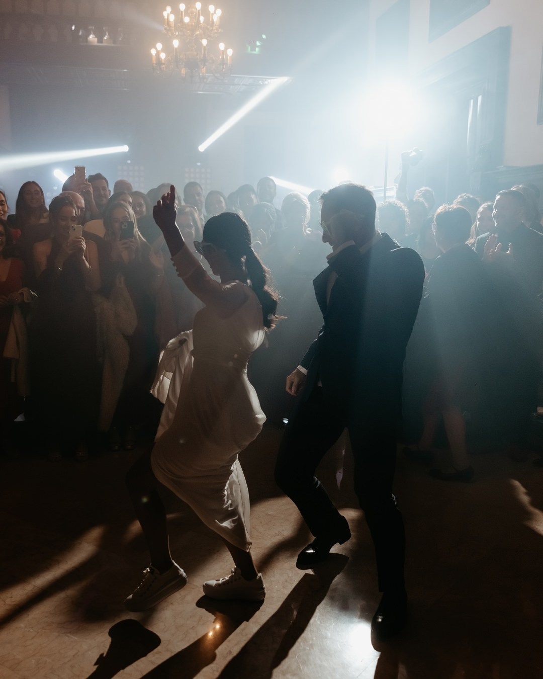 novios bailando en la fiesta de boda en contraluz con iluminación cinematográfica y ambiente nocturno