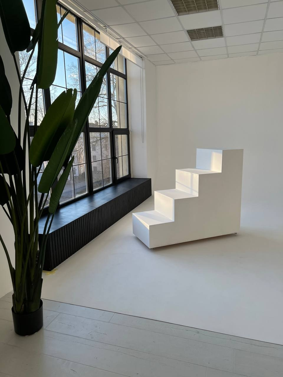 Dabiskais apgaismojums caur lielajiem logiem fotostudijā