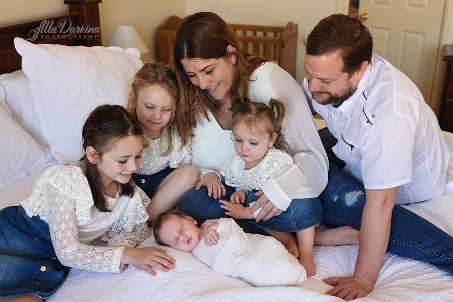 Lifestyle newborn session price guide. Newborn and family photographer. Hills District. Sydney