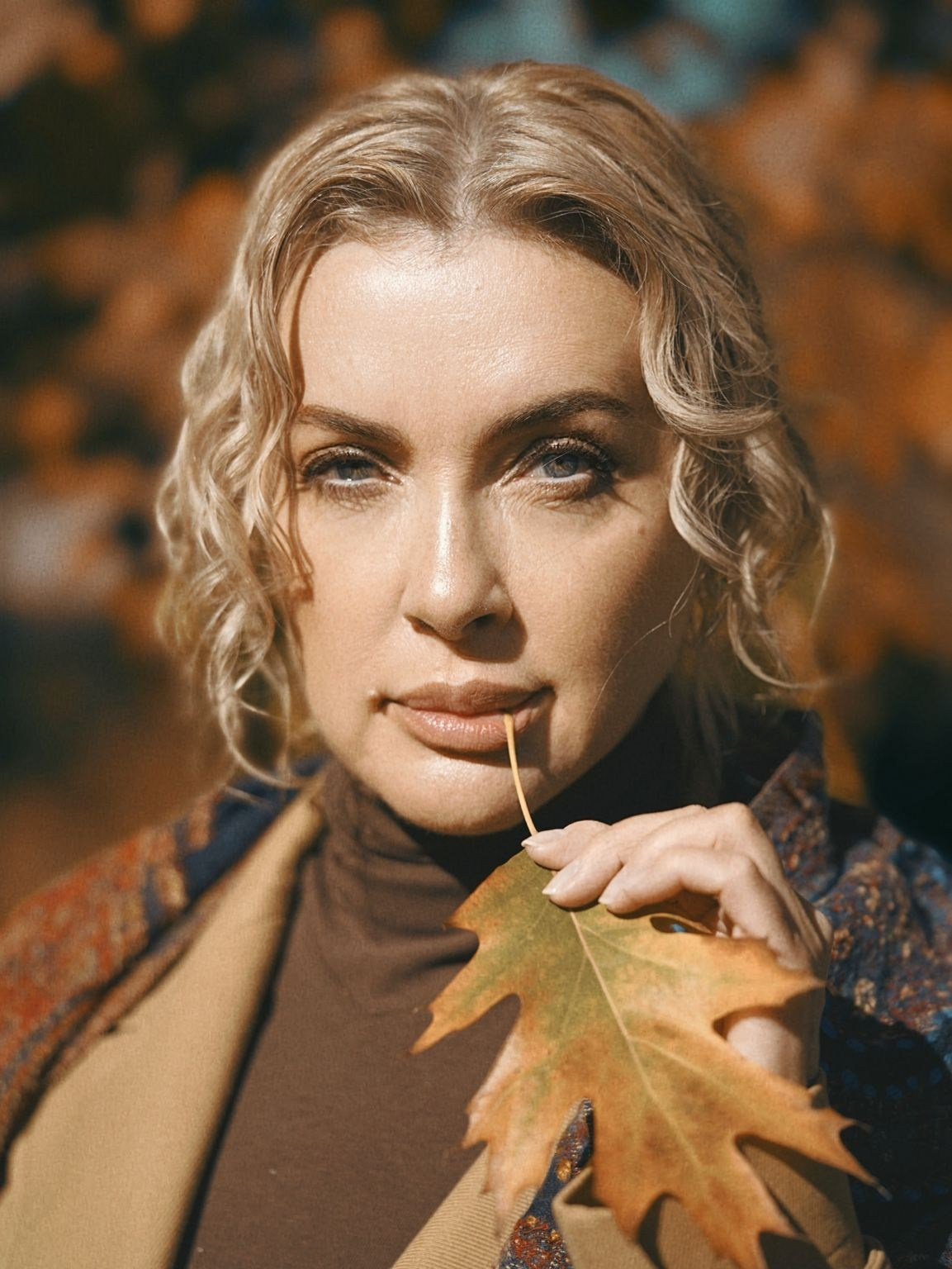 Осенний портрет женщины с листом
