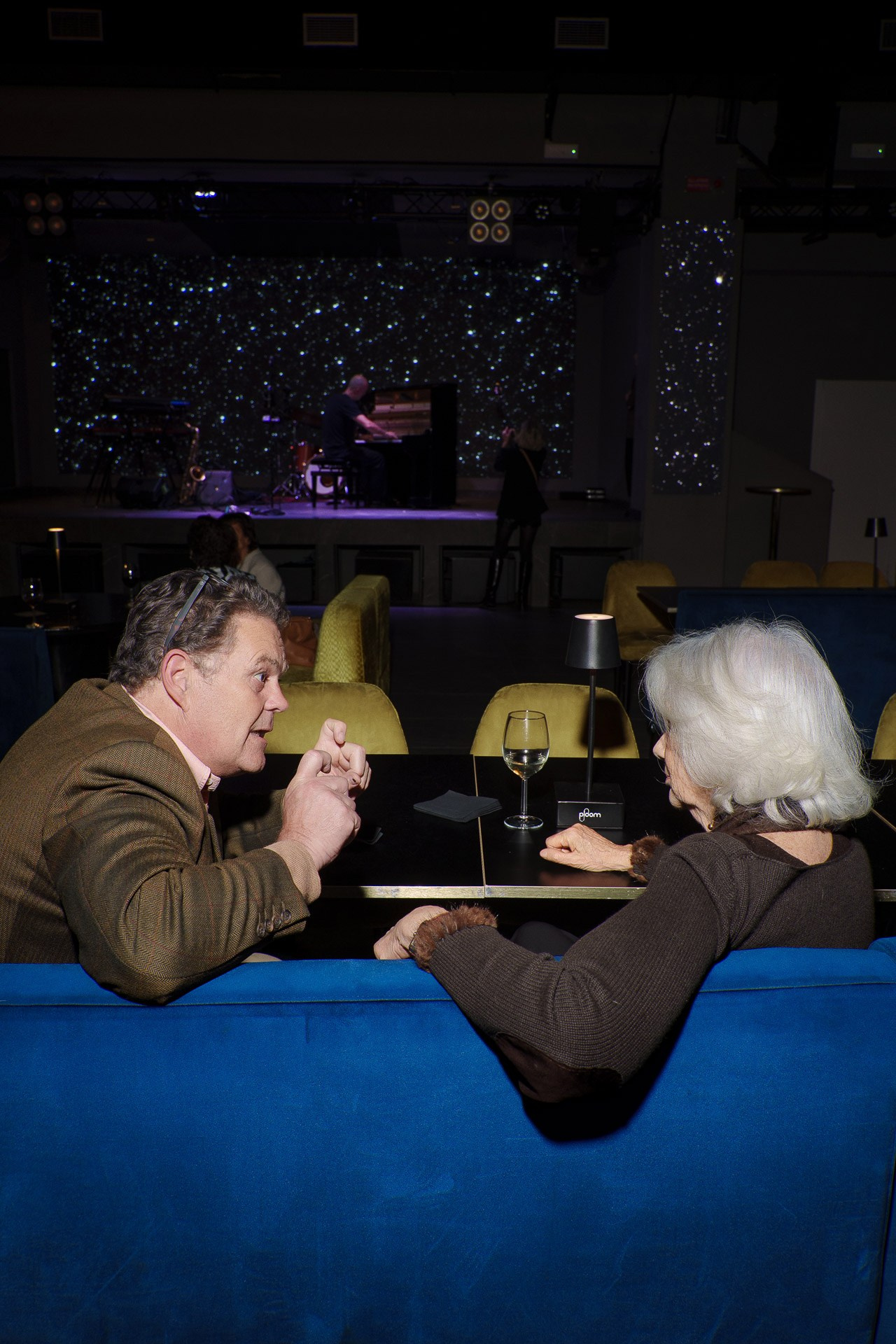 Business interaction and networking during a professional conference in Milan at a modern venue