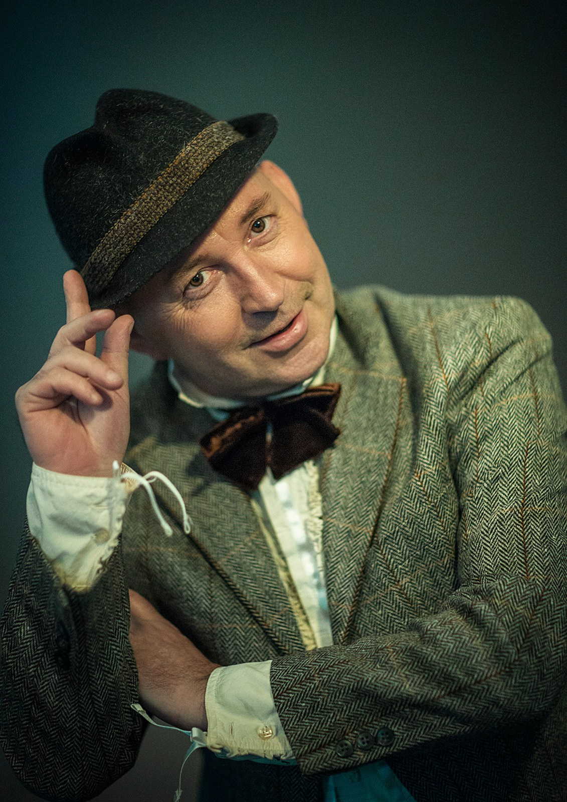 Портрет мужчины в винтажном костюме и шляпе, студийная съёмка