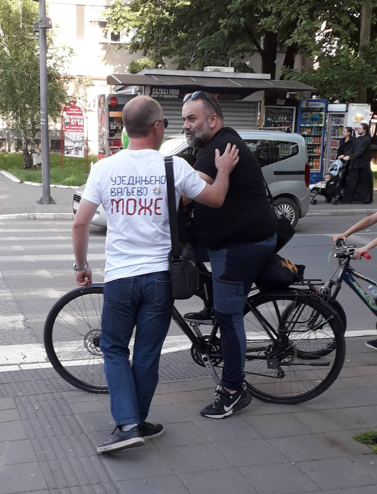 На углу Синђелићеве и Карађорђеве. Уједињено Ваљево Може