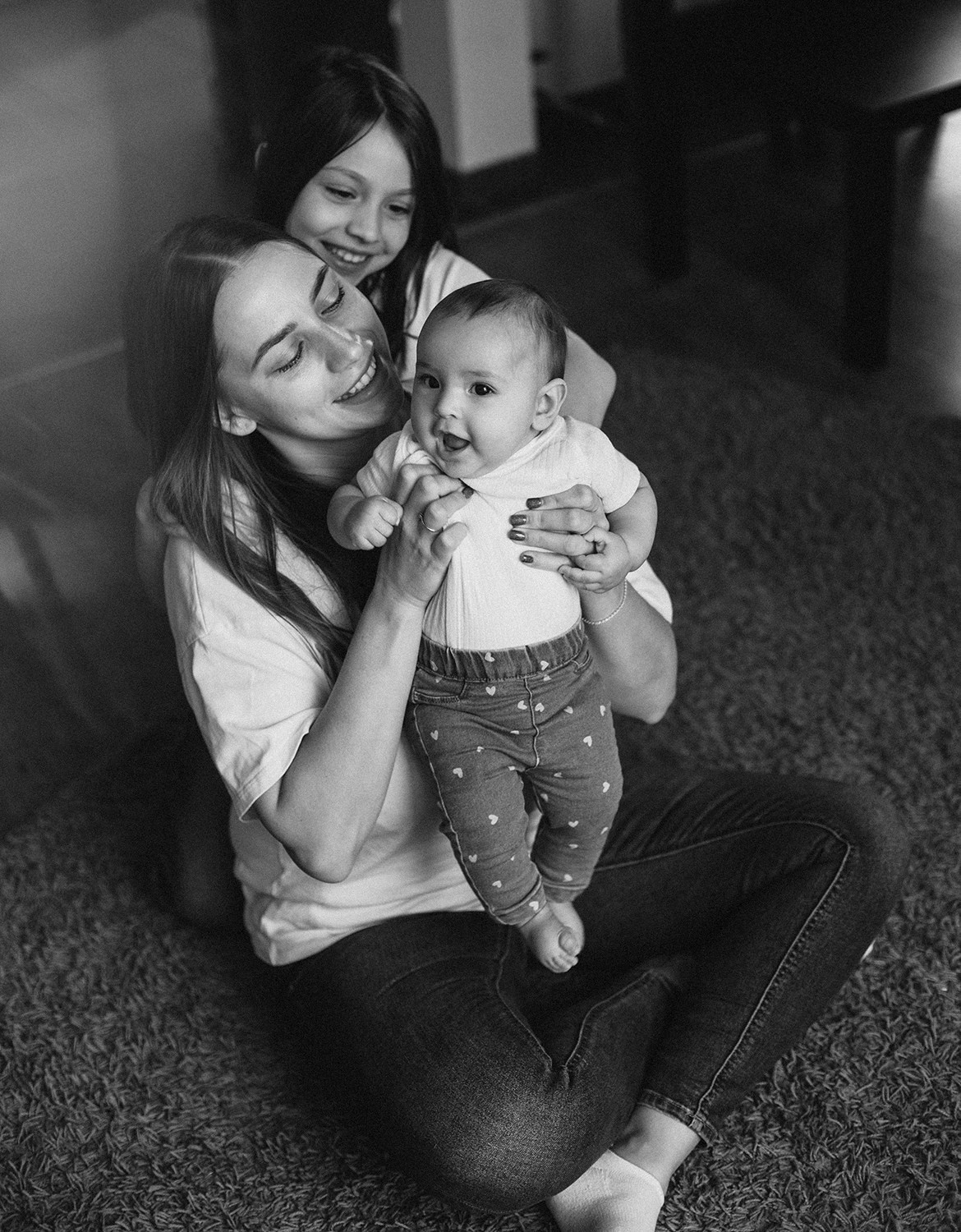 Фотосессия мамы и любимых дочек в домашней атмосфере. Family and Individual Photographer in Vilnius Elena Raduke