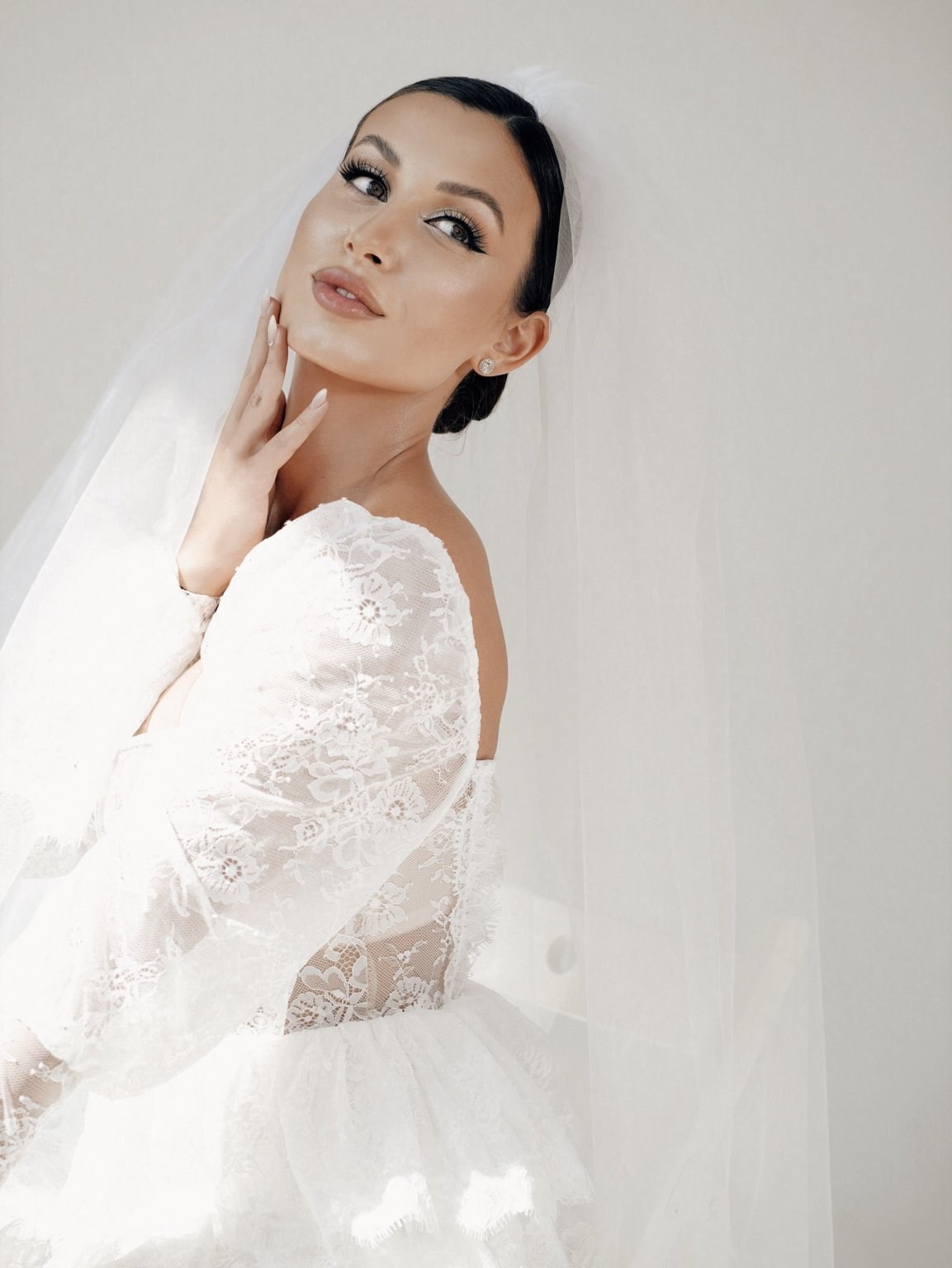 Портрет невесты в свадебном платье на белом фоне