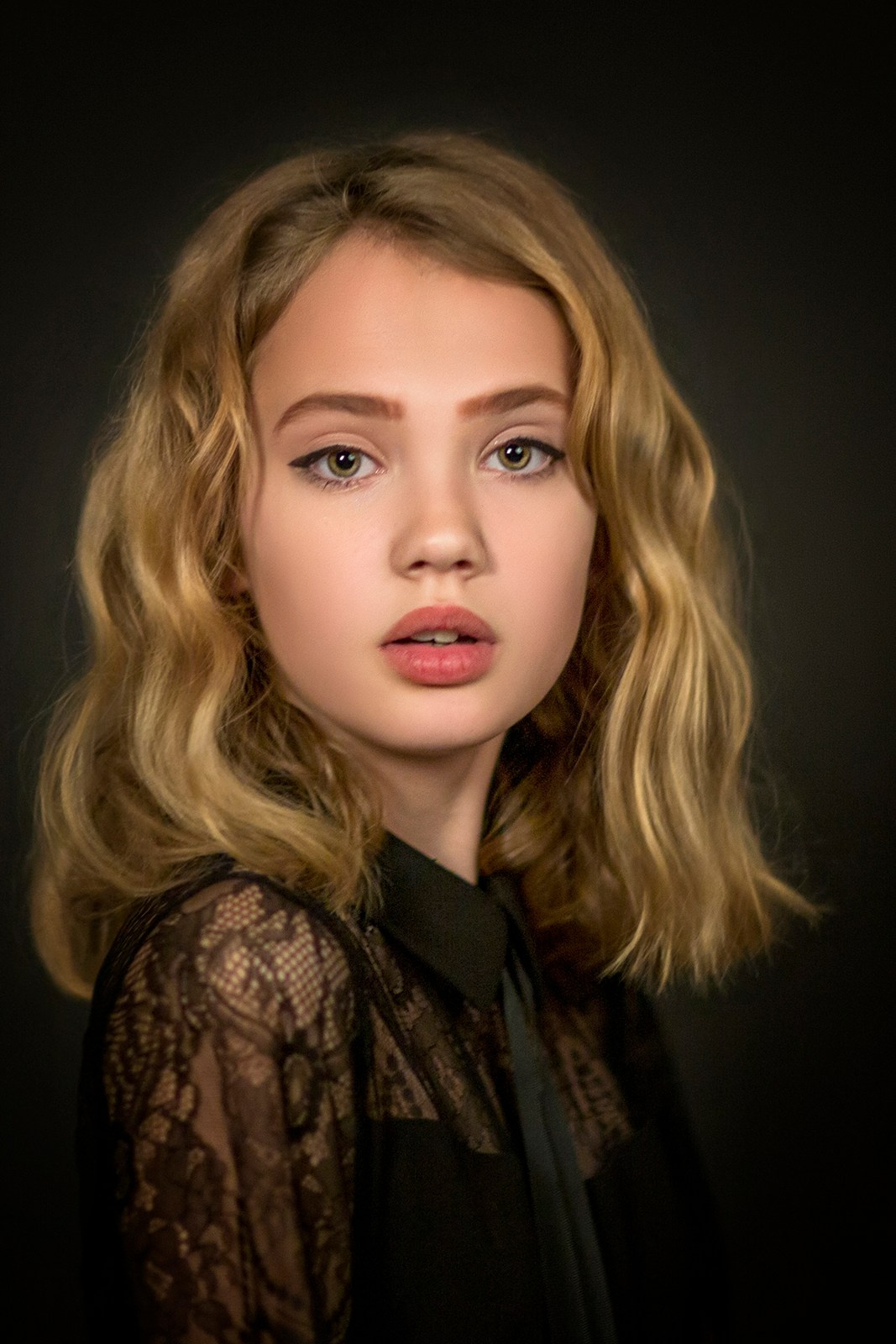 Классический портрет девушки в студии с мягким светом