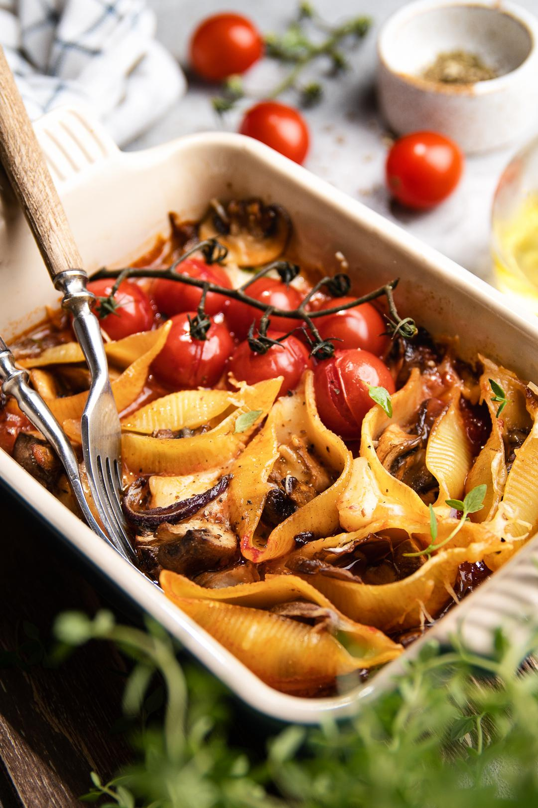 Muschelnudeln mit gebratene Champignons in Tomatensauce mit Mini-Mozzarella und Thymian, gabacken in einer Auflaufform