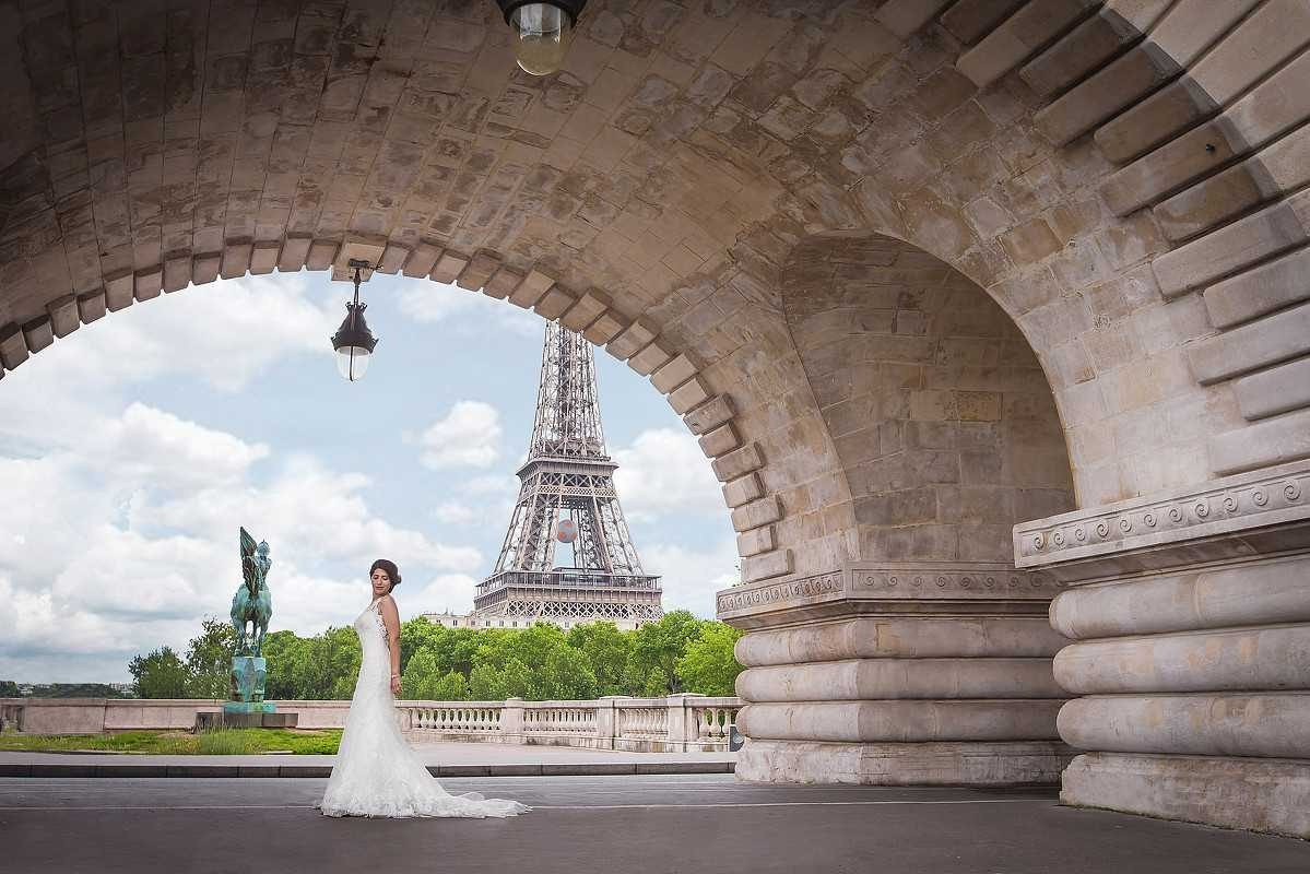 Bir-Hakeim Bridge in Paris — The Iconic Location for Luxury Proposal & Elopement Photography. Photographe à Paris