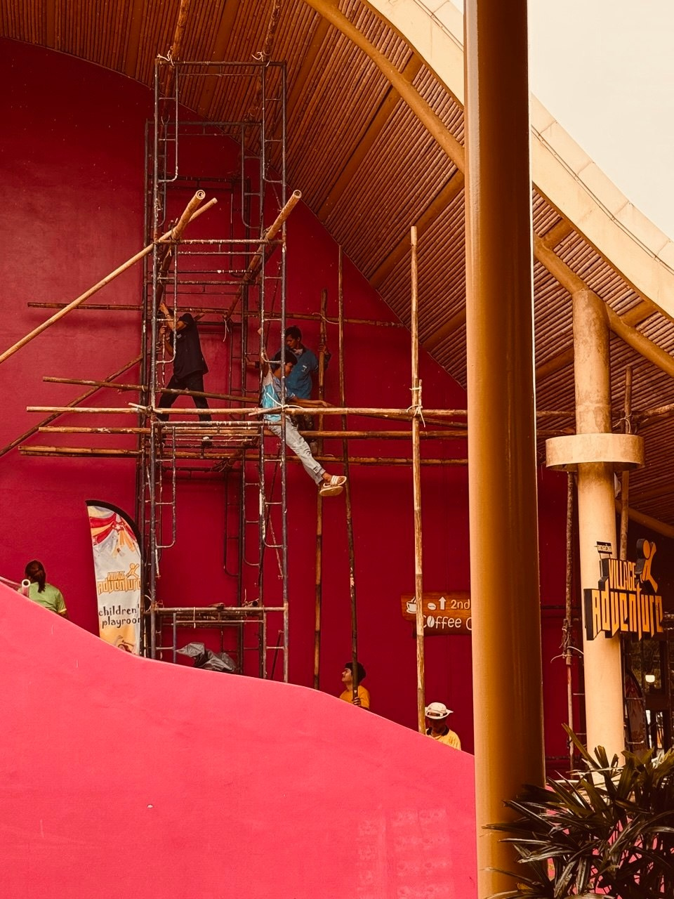 Уличная фотография. Красный_1. Портретный фотограф Алена Новгородцева