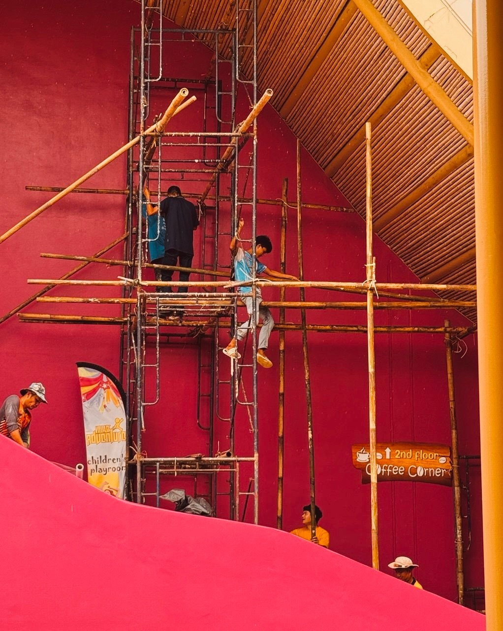 Уличная фотография. Красный_1. Портретный фотограф Алена Новгородцева