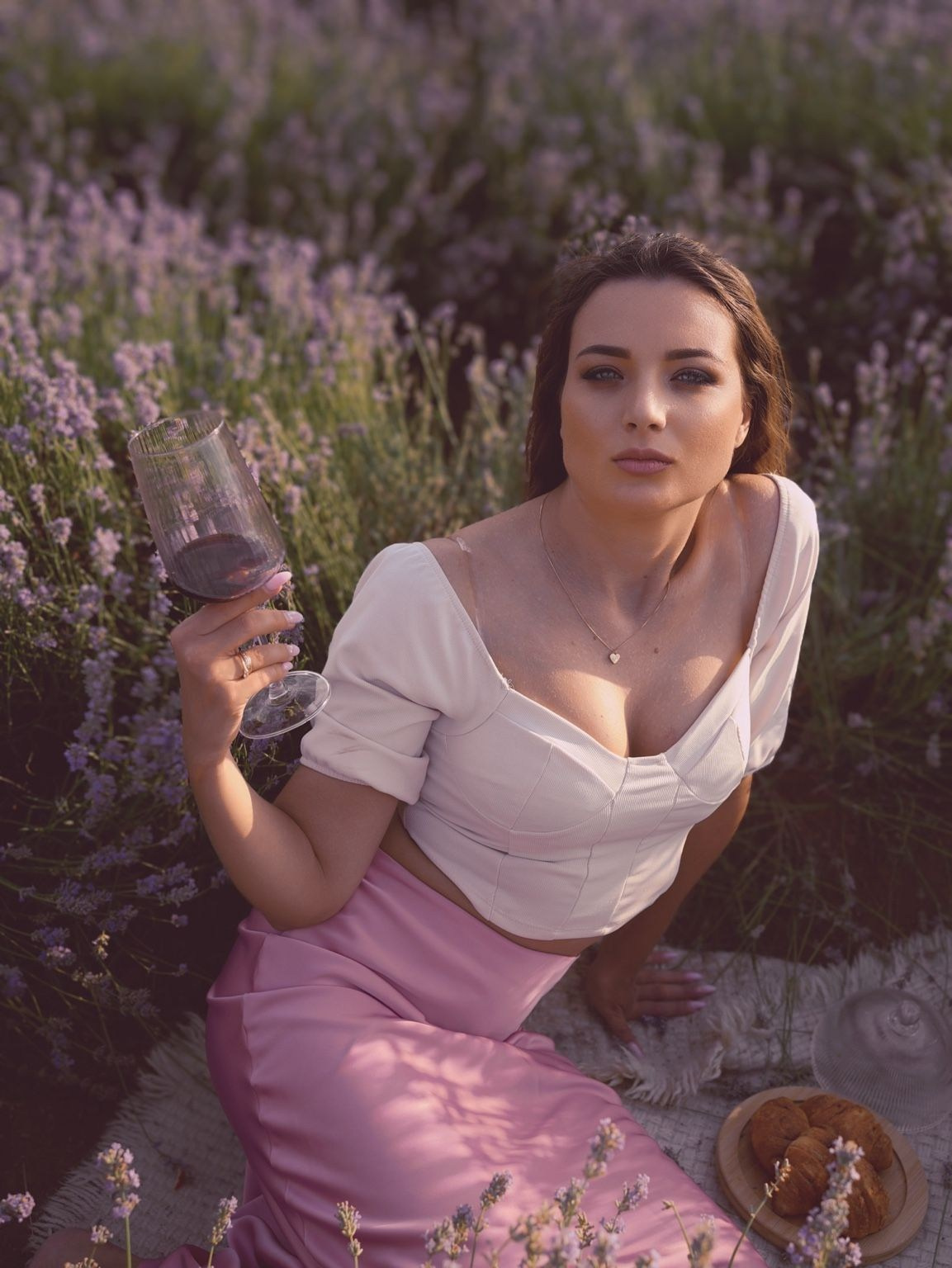Портрет девушки в лавандовом поле в розовой юбке