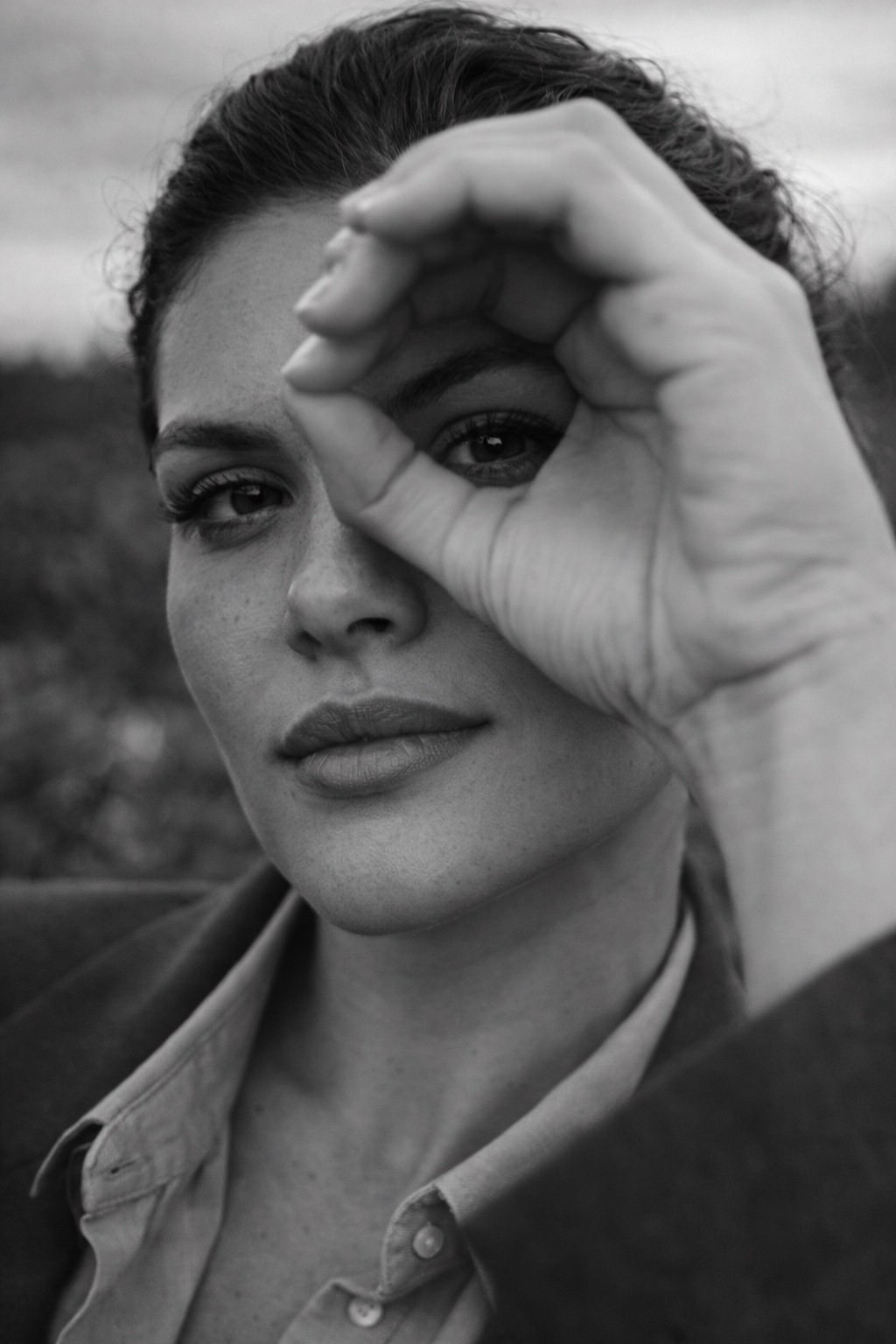 Чёрно-белый портрет девушки