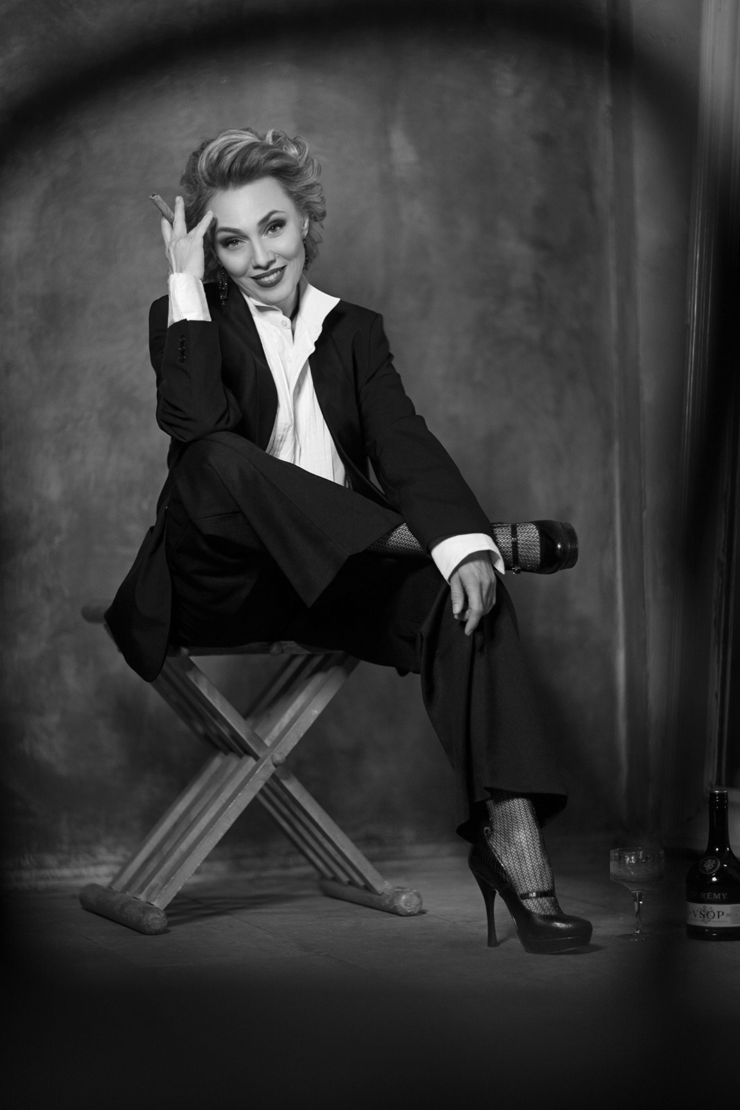 Женщина в строгом костюме и на каблуках, ретро-фотосессия в студии