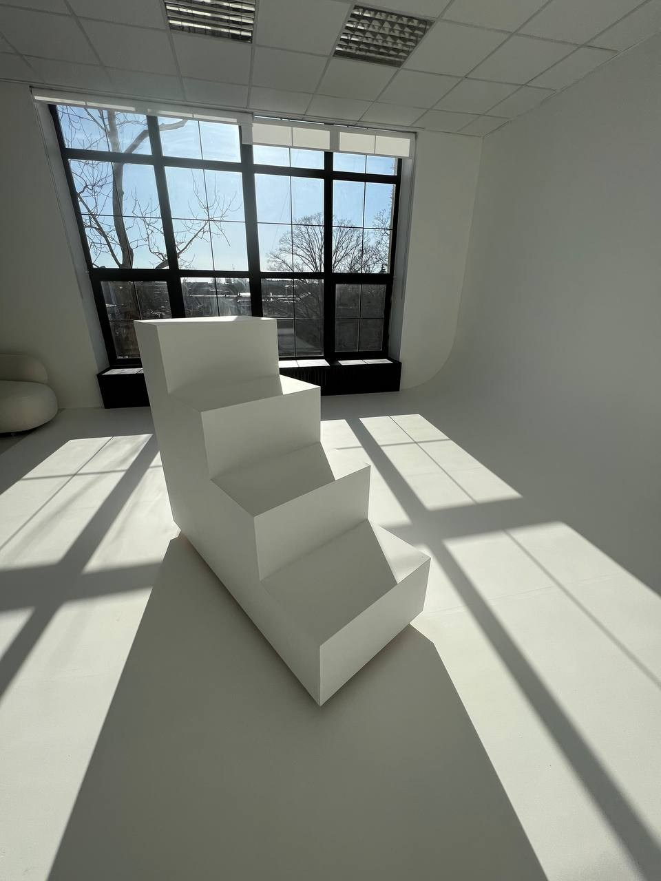 Fotostudija ar modernu interjeru un ciklorāmas sienu lieliem projektiem