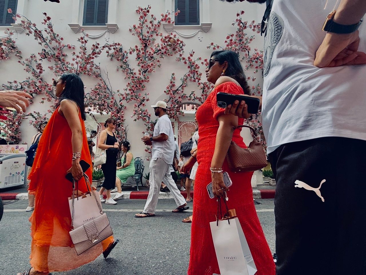 Уличная фотография. Красный_2. Портретный фотограф Алена Новгородцева