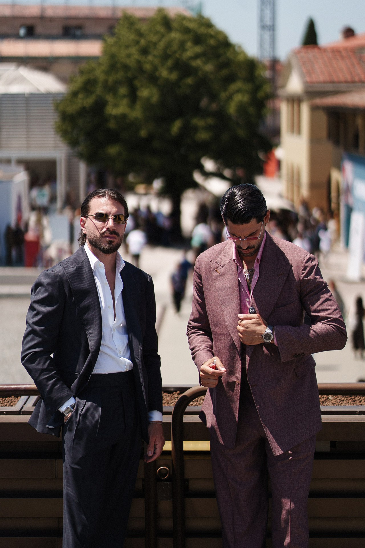 Street style da Pitti Uomo 110, due ospiti in completi sartoriali scuro e marrone fuori dalla Fortezza da Basso