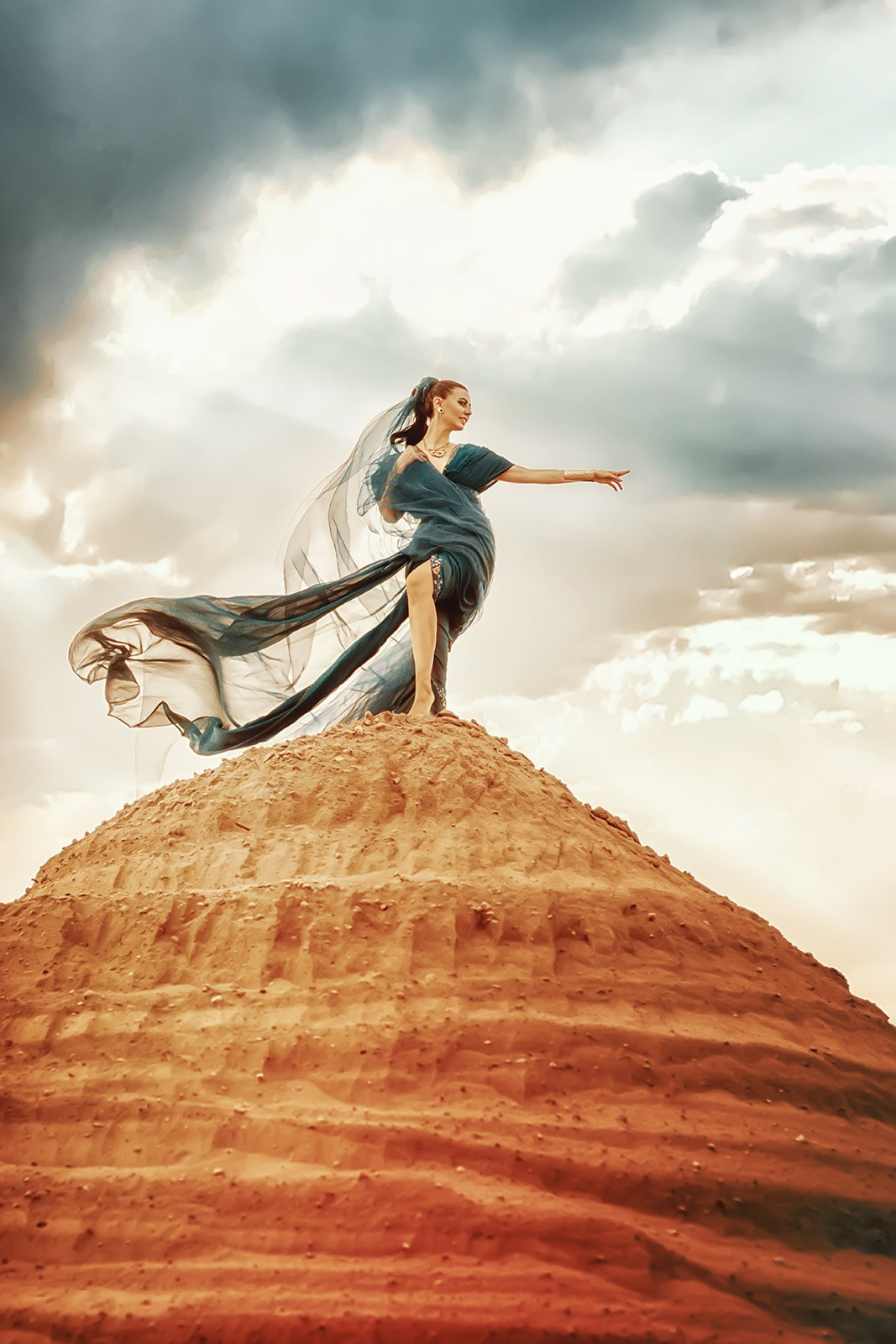 Фотосессия в пустынном пейзаже, девушка в летящем платье на фоне неба