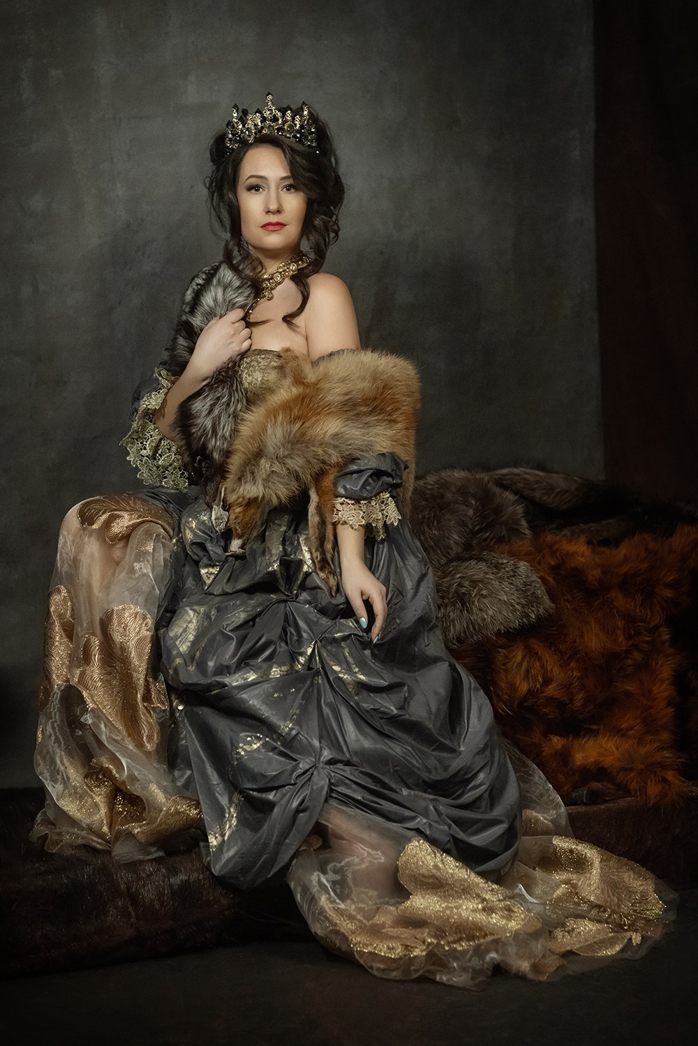Фотосессия в стиле исторической живописи, женский образ с короной