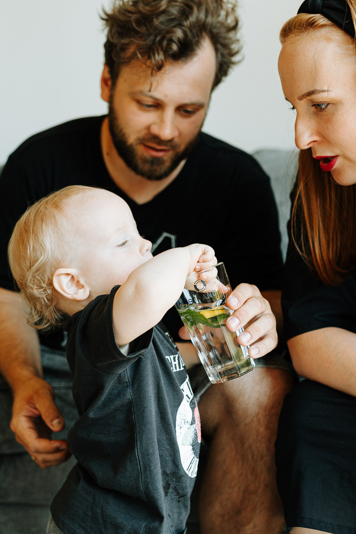 Ģimenes fotosesija savā mājā
