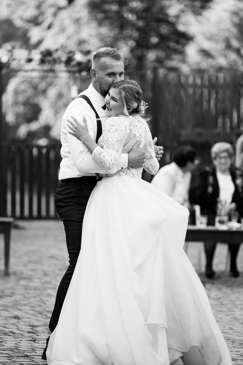 Svatební tým — svatební fotograf a kameraman. Dana Lišková — Empatická fotografka | Introspektivní umělkyně | Neurodivergentní koučka| Zakladatelka Artepy.cz