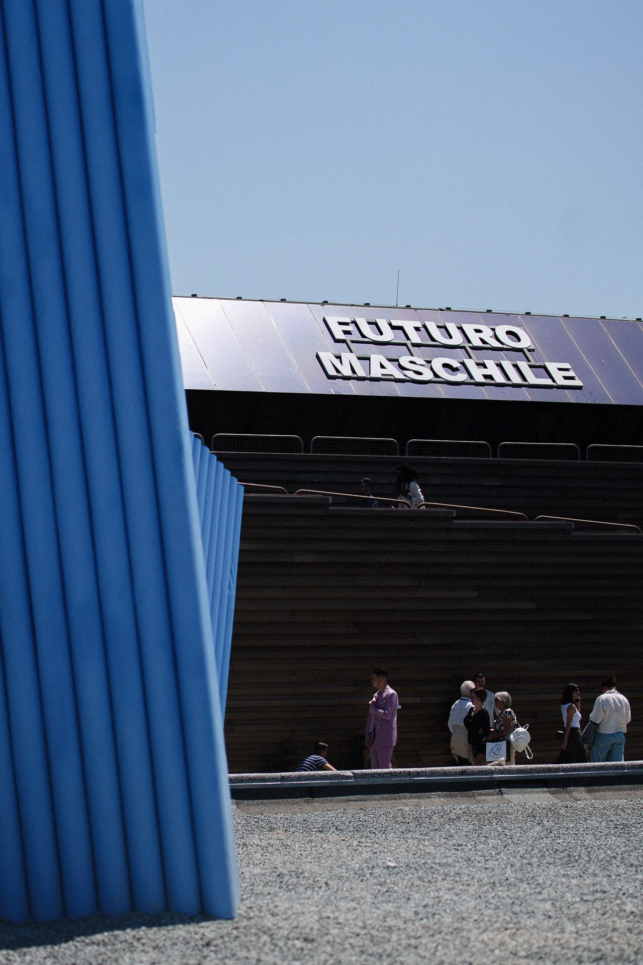 Atmosfera da Pitti Uomo 110 con padiglione Futuro Maschile e installazione blu alla Fortezza da Basso