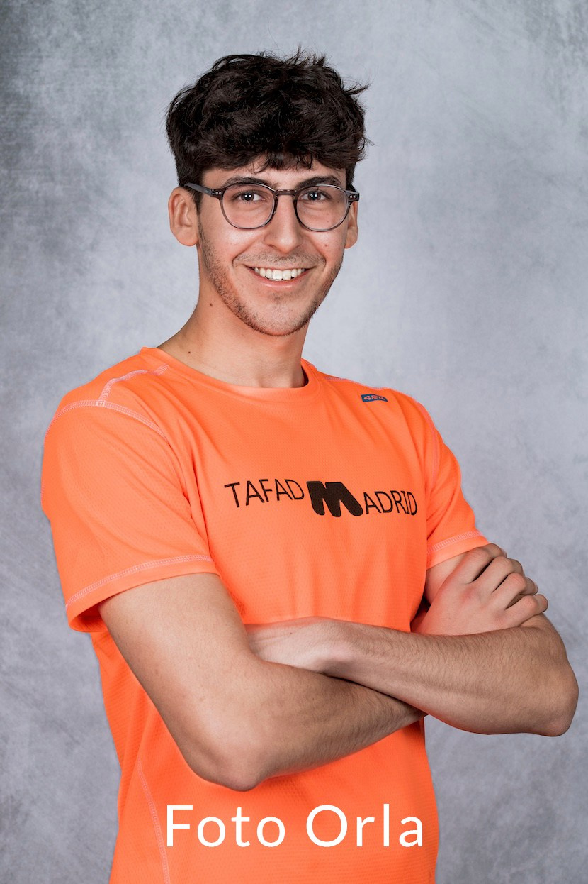 Fotografía escolar profesional en Madrid, Fotógrafo escolar capturando momentos en el aula, Reportaje de fotografía escolar para graduaciones y fin de curso, Fotos de alumnos en colegios y academias, Paquetes de fotografía escolar personalizados para cada centro, Fotografía de actividades escolares y eventos educativos, Fotografía de concursos y actividades escolares, Foto de grupo de estudiantes con uniforme escolar, Sesión de fotos para recuerdos escolares, Orlas de graduación para colegios institutos y universidades, Orlas escolares online y personalizadas, Orla de fin de curso con diseño profesional, Fotografía para orlas creativas y originales, Alumno sosteniendo su orla de graduación, Orlas infantiles con diseños divertidos y coloridos, Orlas de bachillerato con fotos profesionales, Visitas virtuales para colegios y escuelas, Tour virtual educativo para instituciones académicas, Carpeta de fotografías escolares personalizadas, Entrega de premios en concurso de fotografía escolar, Fotografía documental escolar momentos en clase y recreo, Taller de fotografía escolar para estudiantes