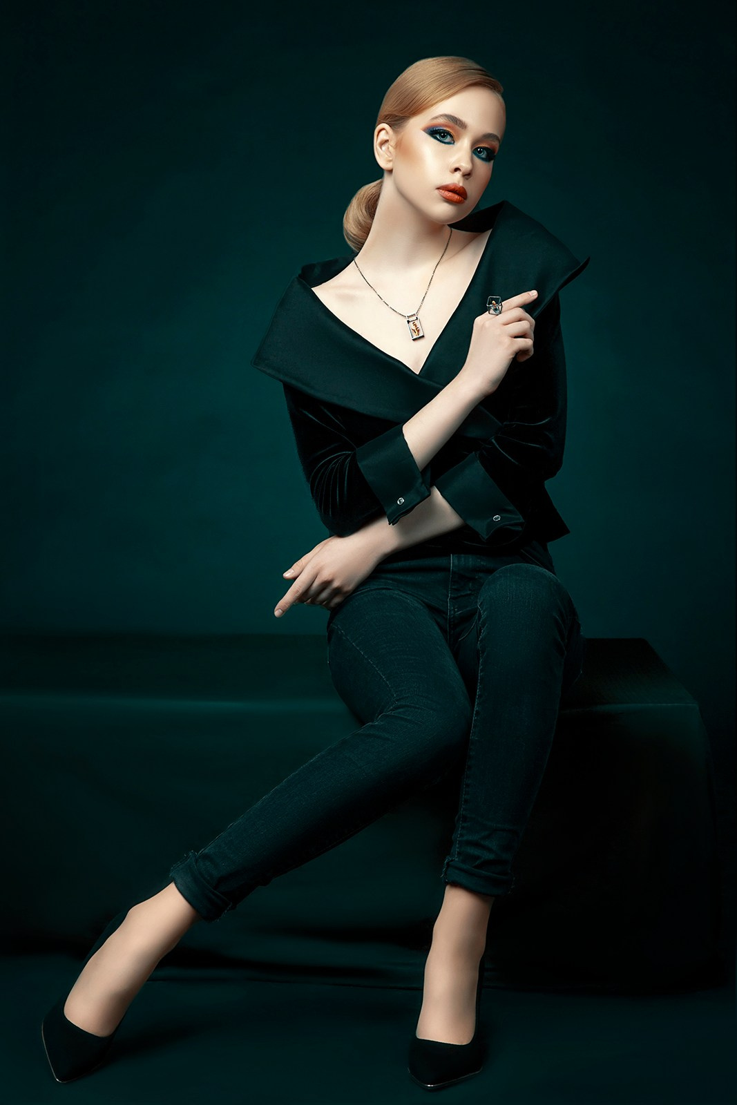 Современный портрет женщины в чёрном, модная поза и стильная фотосъёмка