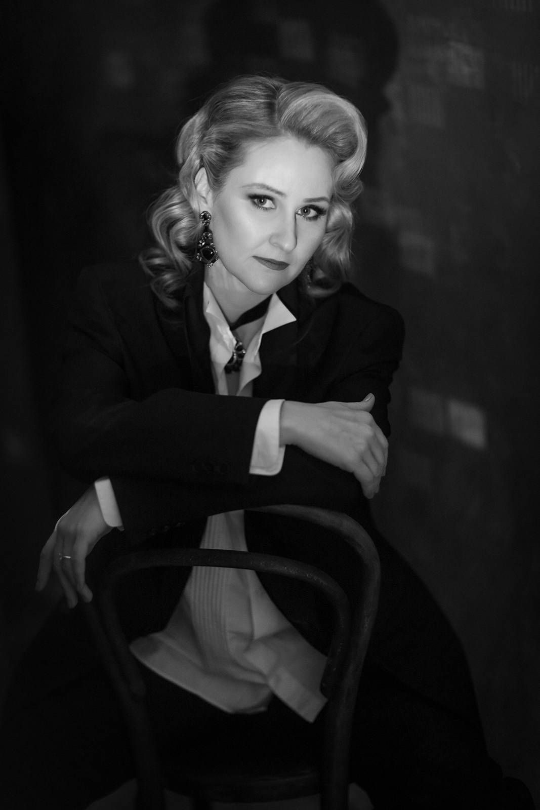 Сильный чёрно-белый портрет женщины в деловом костюме, женственность и власть