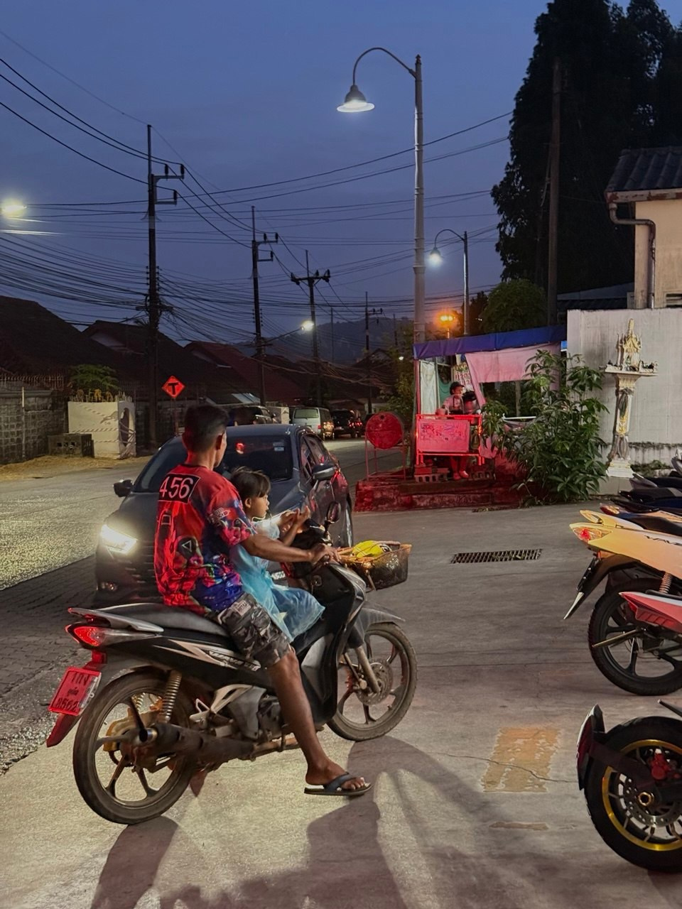 Уличная фотография. Красный_2. Портретный фотограф Алена Новгородцева