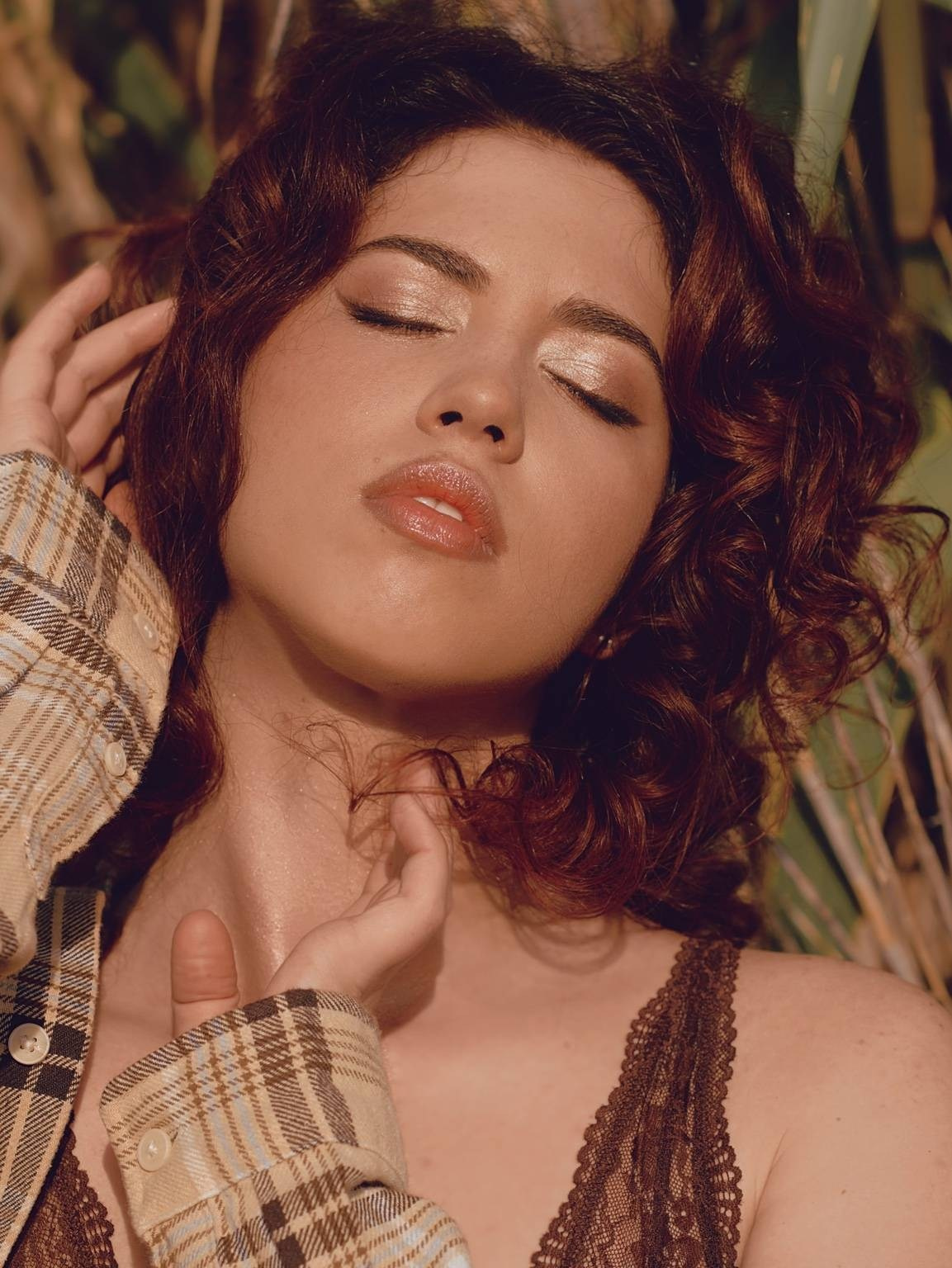 Портрет девушки на фоне бамбука