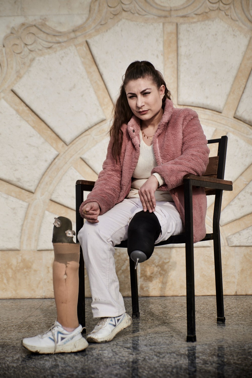 Qamishli, 12 février 2025 - Najbir, ancienne combattante du YPJ (Unité de Protection des Femmes), a perdu sa jambe dans l'explosion d'une grenade en 2014 alors qu'elle combattait l’État islamique. Après s'être faite poser une prothèse à l'hôpital d'Erbil, dans le Kurdistan irakien, elle a participé à l'ouverture d'un centre de prothèses à l'hôpital de Qamishli, auquel elle consacre aujourd'hui toute son énergie.