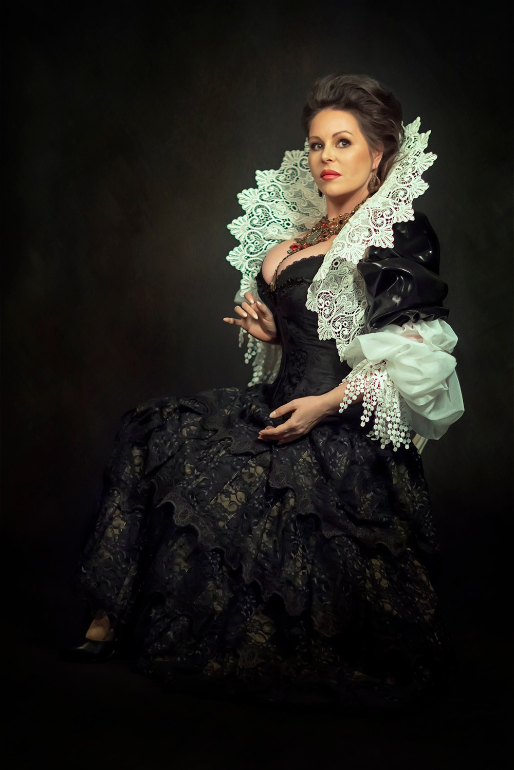 Театральный арт-портрет в винтажном чёрном платье