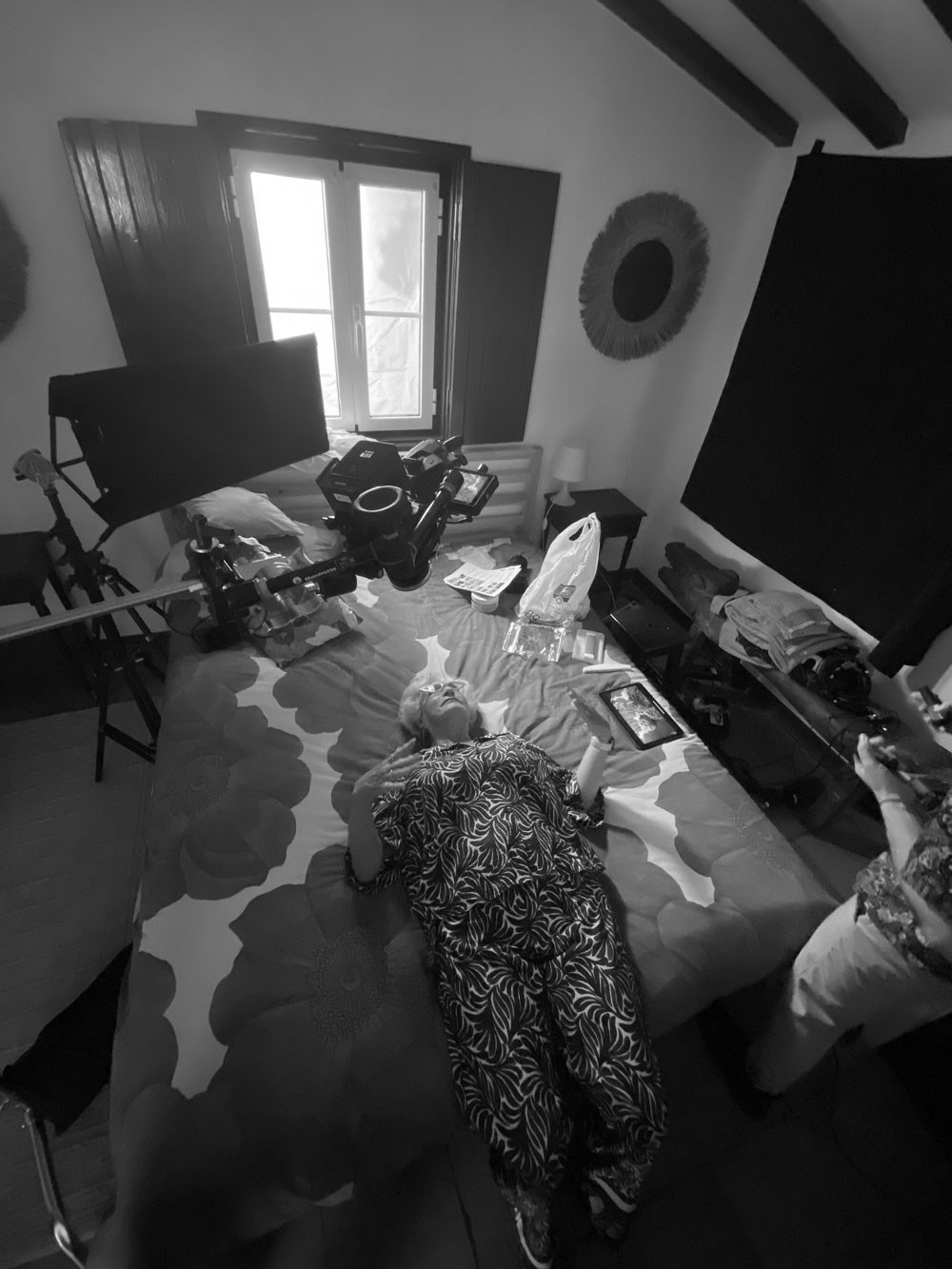 Fotografia de bastidores de produção audiovisual a preto e branco vista de cima num espaço interior, captada pela Khave Media