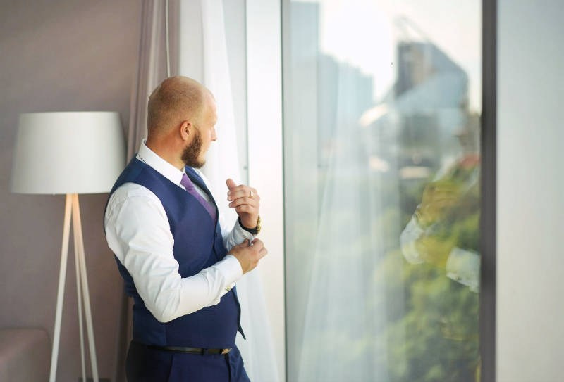 Классический портрет пары в свадебный день в Таллинне