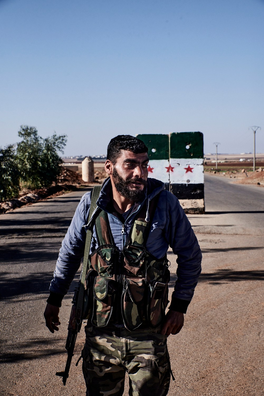 Bosra, 17 décembre 2024 – Un rebelle du front sud tient un check-point, désormais au couleurs de la révolution, à la sortie de Bosra, dans le gouvernorat de Deraa.