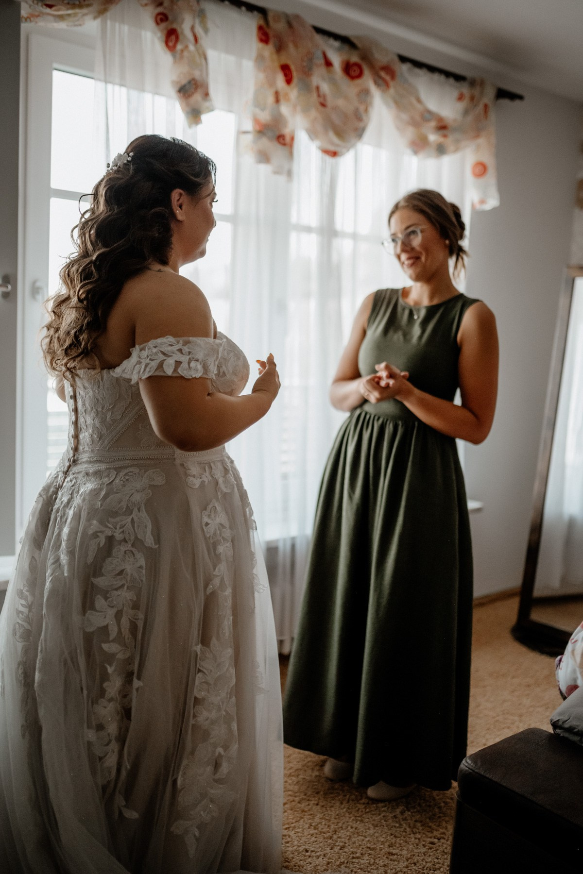 Getting Ready der Braut mit ihren Freundinnen, Hochzeitsfotografin Anna Saribekyan