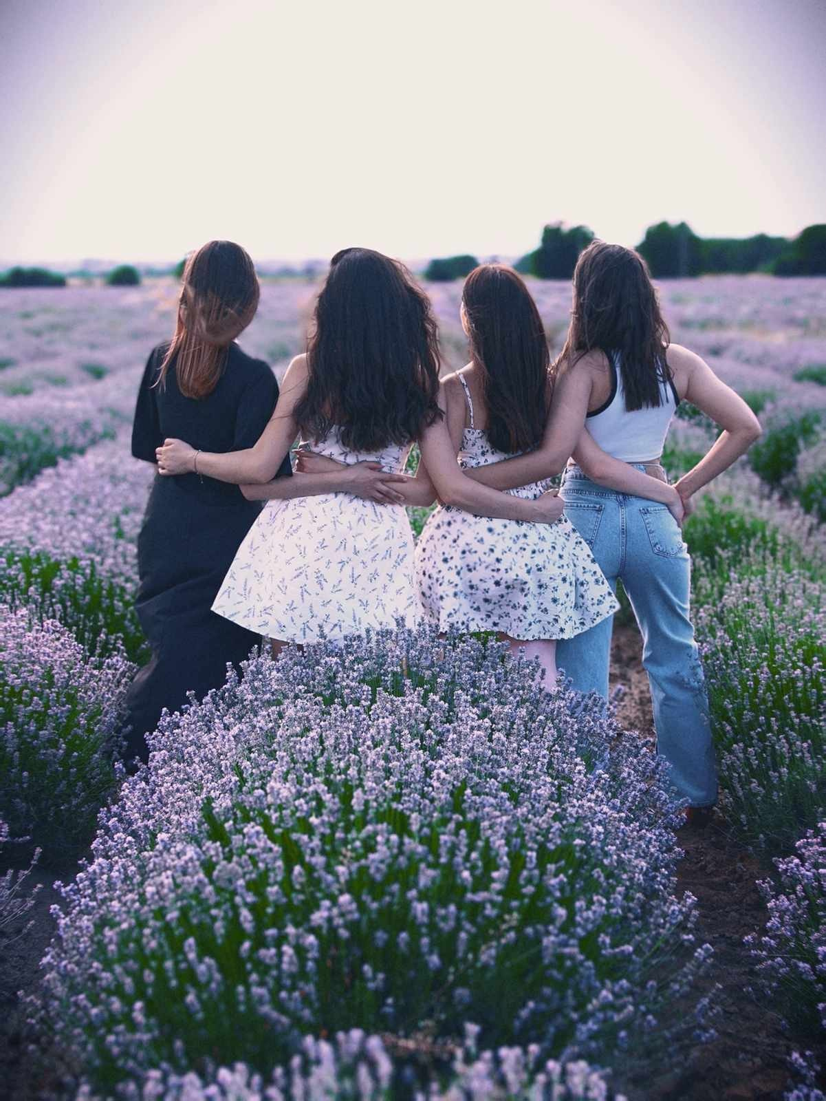 подруги со спины в лаванде закат фотосессия Пловдив
