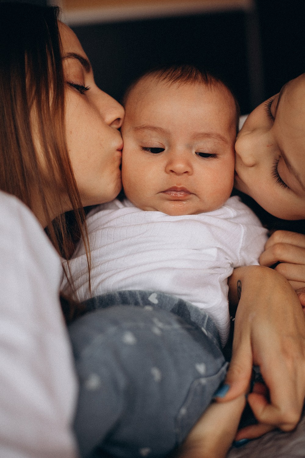 Фотосессия мамы и любимых дочек в домашней атмосфере. Family and Individual Photographer in Vilnius Elena Raduke