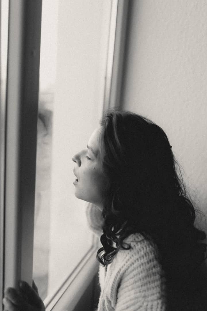 Zeitlose Eleganz in monochrom: Emotionen und feminine Stärke im Fokus. Ein klassisches Porträt im urbanen Flair Hamburgs oder vor Lübecks Backsteinkulisse.