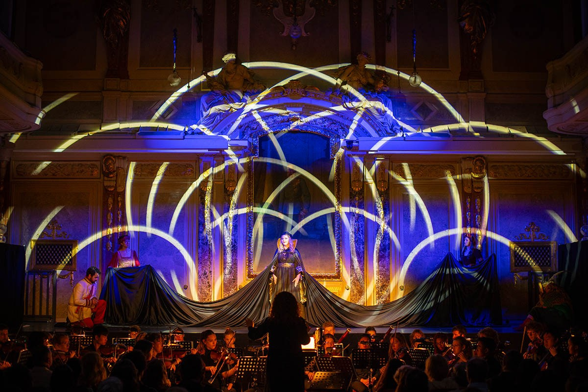 A wide shot showing the stage performance of the Magic Flute conducted by Sahar Nouri at the Vienna Haus der Industrie, July 2025.