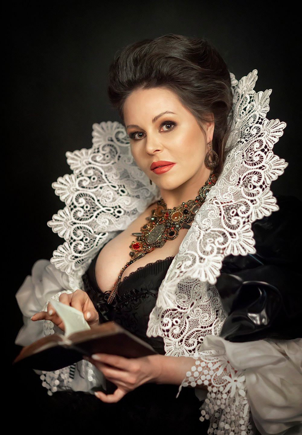 Арт-портрет в стиле эпохи Возрождения, женщина в чёрном платье с кружевным воротником