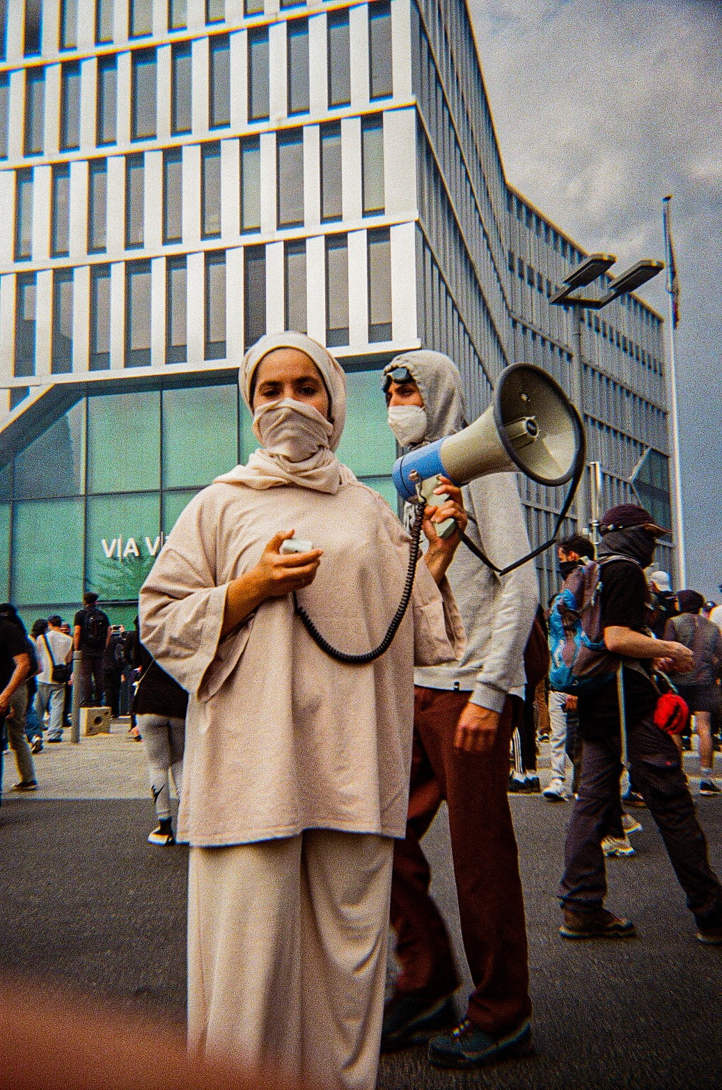 Une femme passe des messages de paix au microphone, appelant à la réconciliation et à la fin des violences.