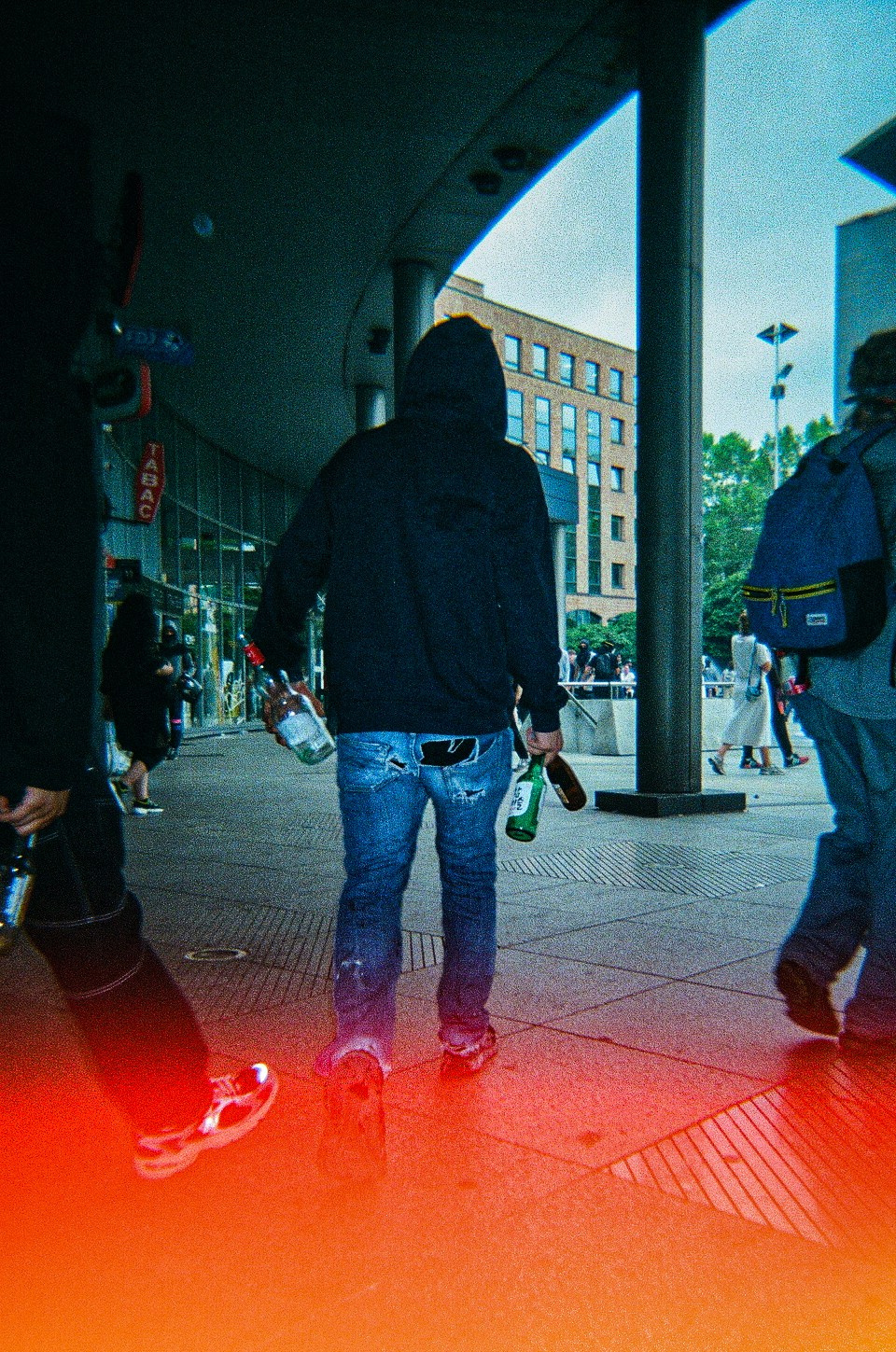 Les jeunes ramassent des tessons de bouteilles, des canettes ou des pierres, qu’ils utilisent comme projectiles contre les forces de l’ordre lors des affrontements à Nanterre.