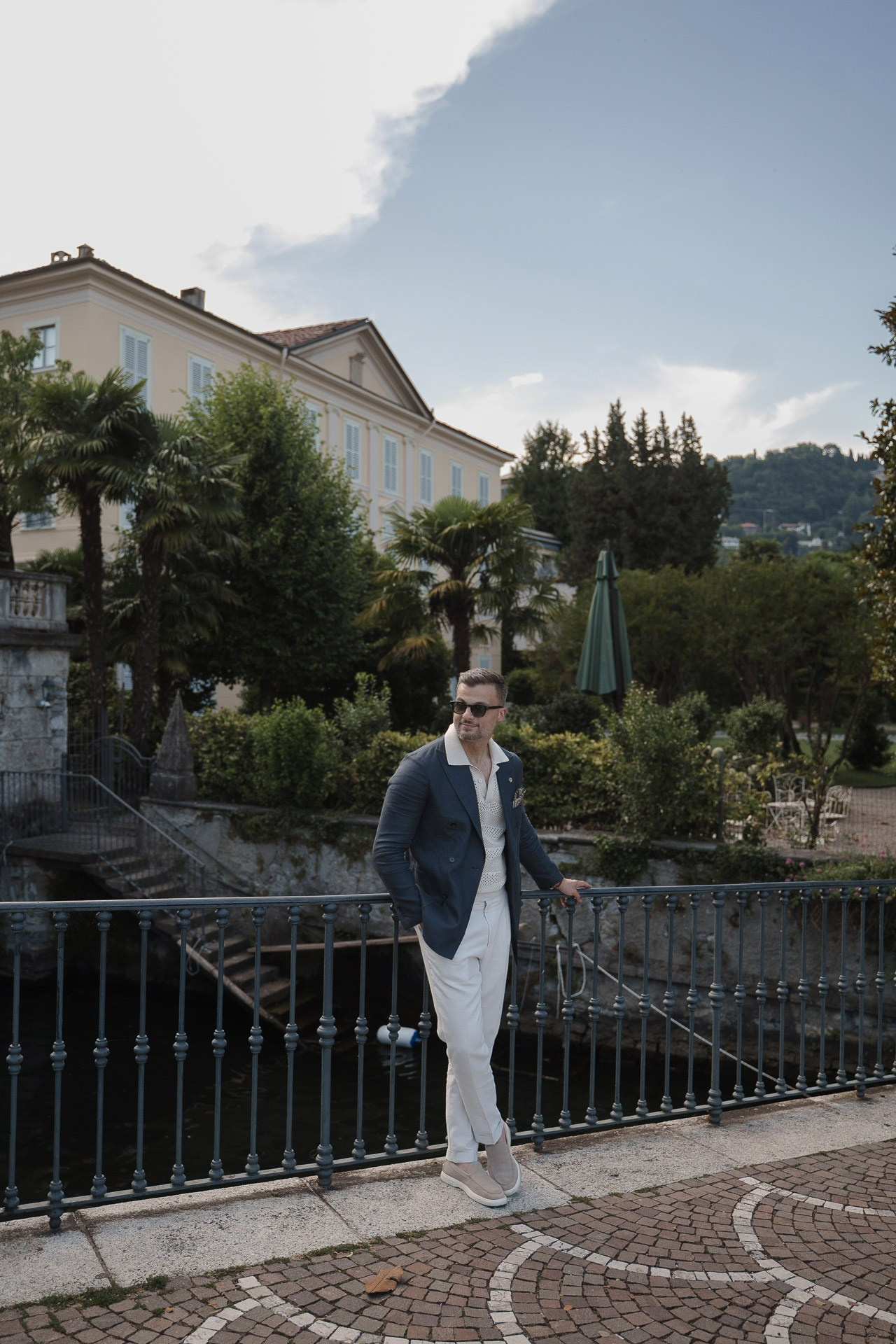 Full-length portrait on a terrace near Villa Olmo in Como