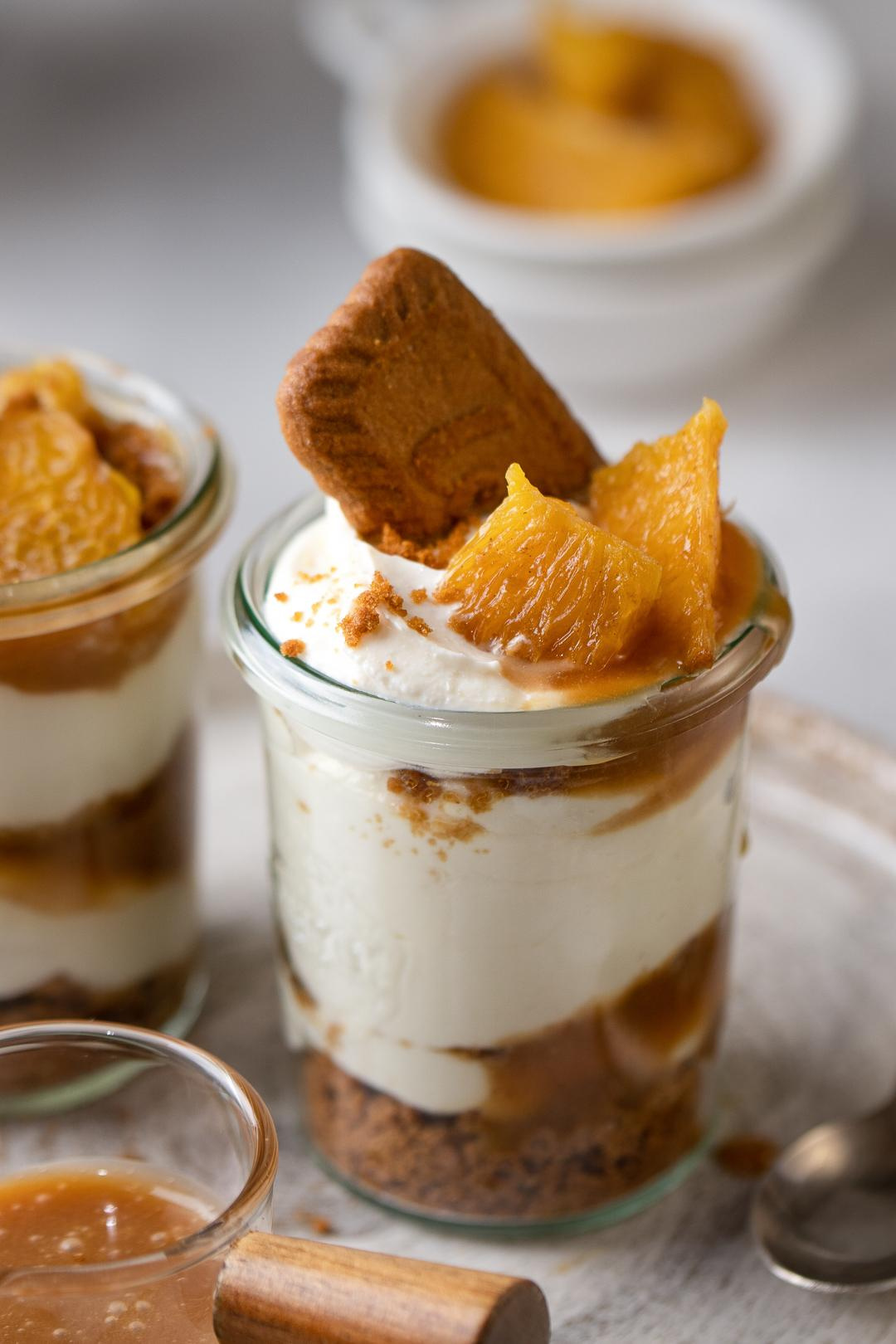 Quarkdessert im Glas mit Karamell und Orange Content Foto für Cafe