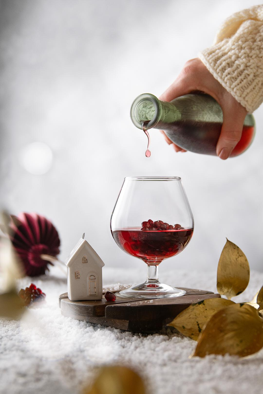 Granatapfelsaft mit Wintermotiven als Werbungsfotos für Brands und Marken