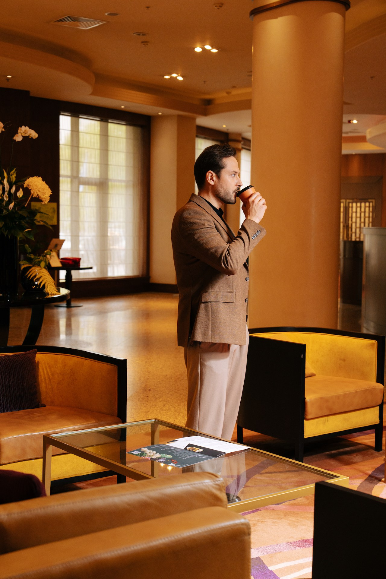 Деловой гость готовится к встрече в холле бизнес-отеля