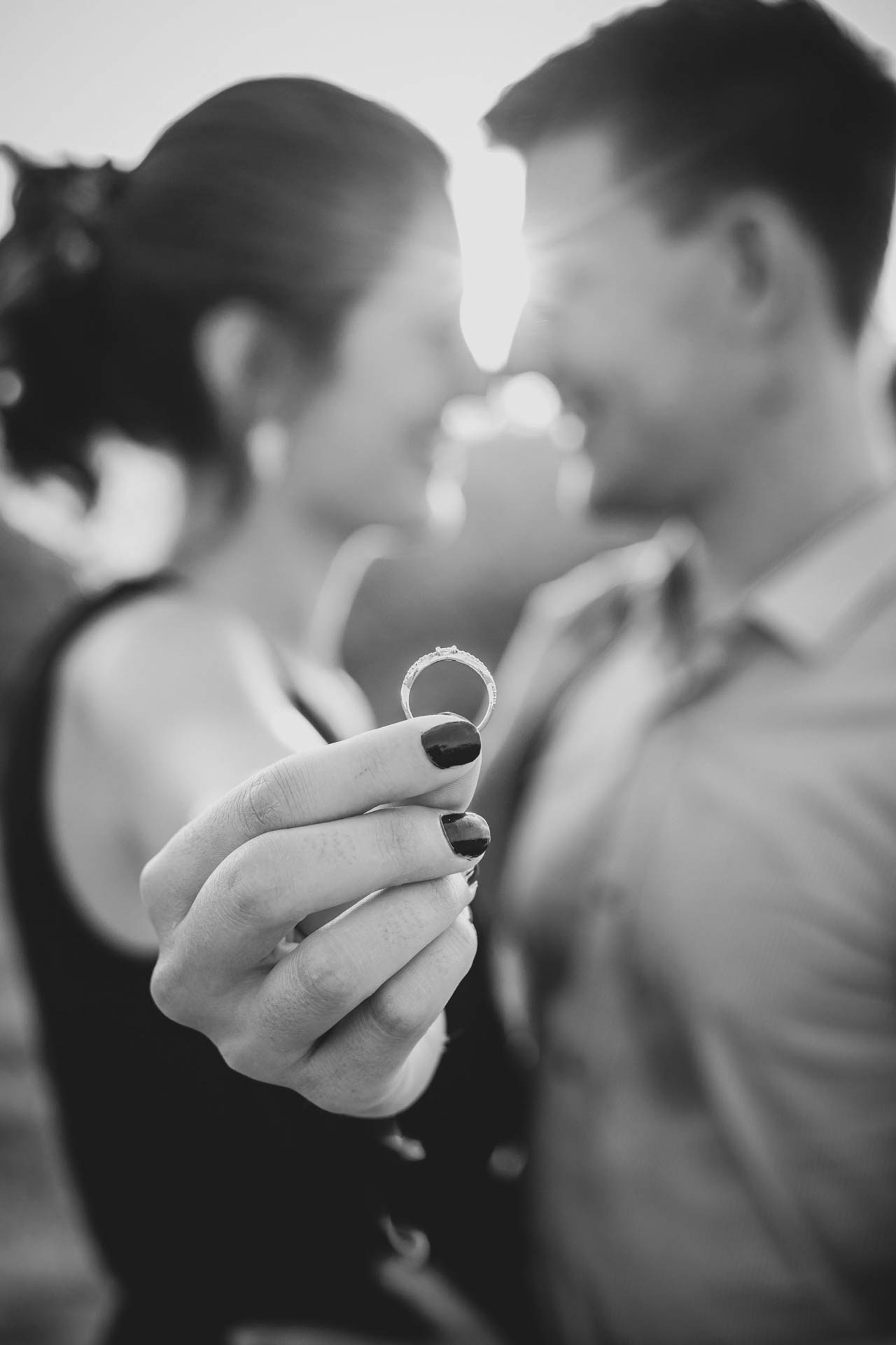 Umetnička fotografija detalja - verenički prsten na dan venčanja