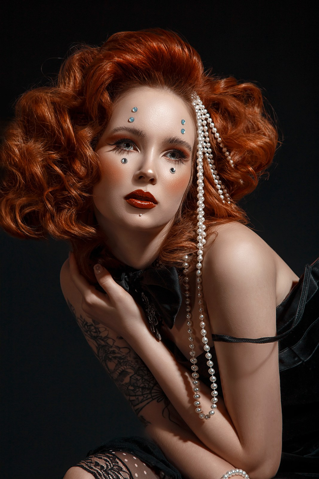 Арт-портрет рыжеволосой женщины с перламутровым макияжем